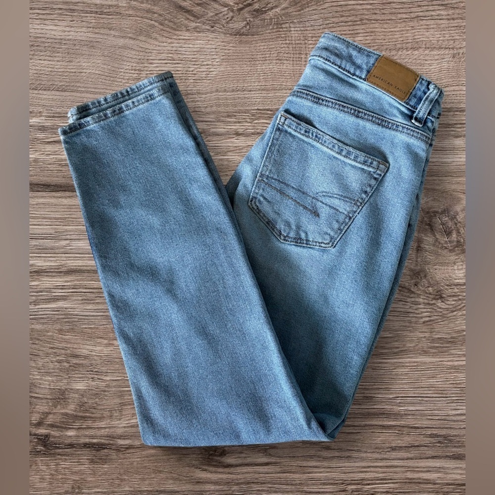 America Eagle Light Wash Mom Jeans - Picture 2 of 8